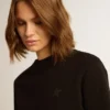 Schwarzes Sweatshirt aus der Athena Star Collection mit Ton-in-Ton-Stern auf der Vorderseite