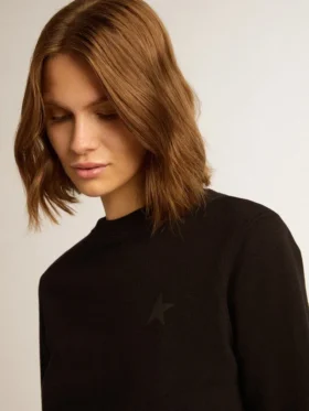 Schwarzes Sweatshirt aus der Athena Star Collection mit Ton-in-Ton-Stern auf der Vorderseite