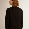 Schwarzes Sweatshirt aus der Athena Star Collection mit Ton-in-Ton-Stern auf der Vorderseite