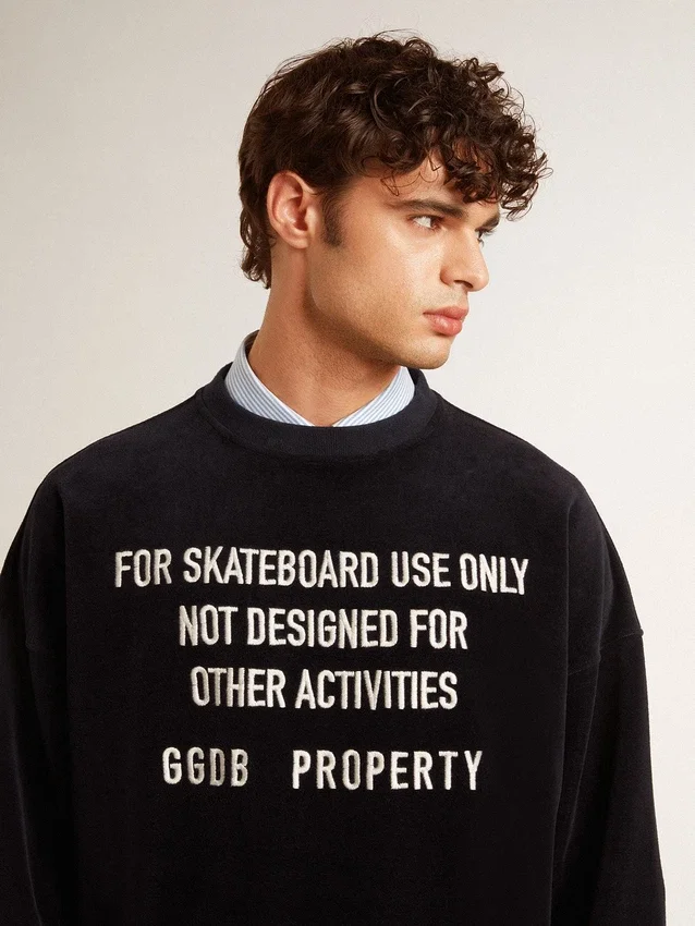 Schwarzes Sweatshirt mit Rundhalsausschnitt und gesticktem Schriftzug