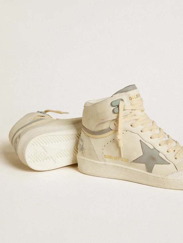 Sky-Star für Damen aus Leder mit hellblauem Lederstern und weisser Fersenlasche