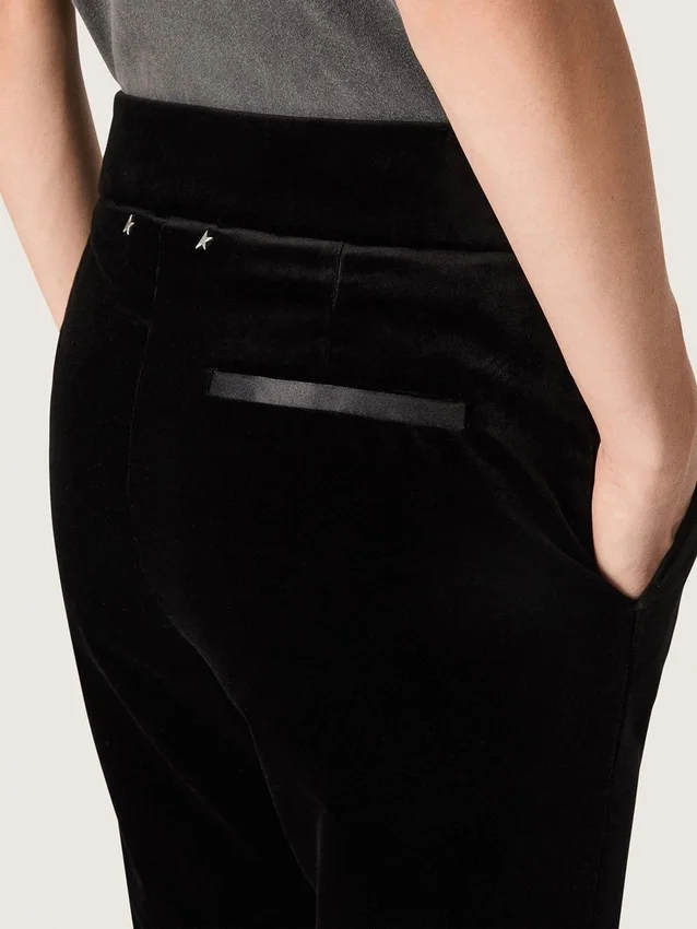 Slim-Fit-Hose für Damen mit ausgestelltem Bein aus schwarzem Baumwollsamt