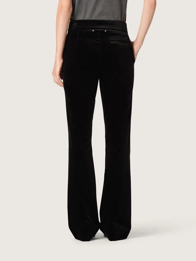 Slim-Fit-Hose für Damen mit ausgestelltem Bein aus schwarzem Baumwollsamt