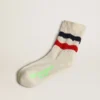 Socken aus weisser Baumwolle mit Distressed-Finish und roten sowie marineblauen Streifen
