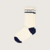 Socken in abgenutztem Weiss mit Umschlag und dunkelblauen Details
