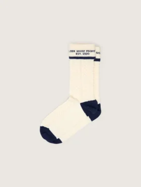 Socken in abgenutztem Weiss mit Umschlag und dunkelblauen Details