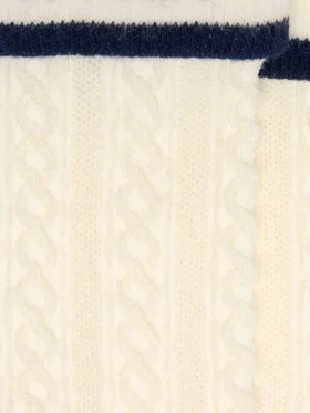 Socken in abgenutztem Weiss mit Umschlag und dunkelblauen Details
