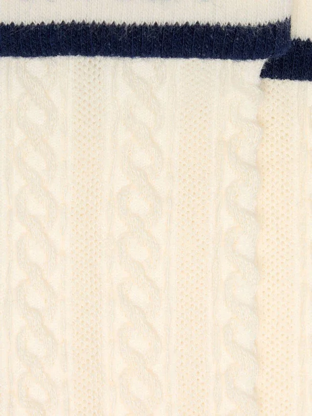 Socken in abgenutztem Weiss mit Umschlag und dunkelblauen Details