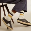 Socken in gealtertem Weiss mit Used-Look-Details und zweifarbigen Streifen