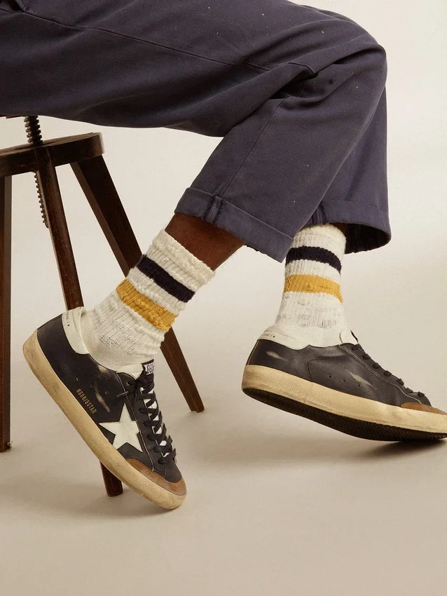 Socken in gealtertem Weiss mit Used-Look-Details und zweifarbigen Streifen