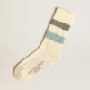 Socken in gealtertem Weiss mit zweifarbigen Streifen