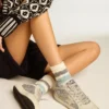 Socken in gealtertem Weiss mit zweifarbigen Streifen