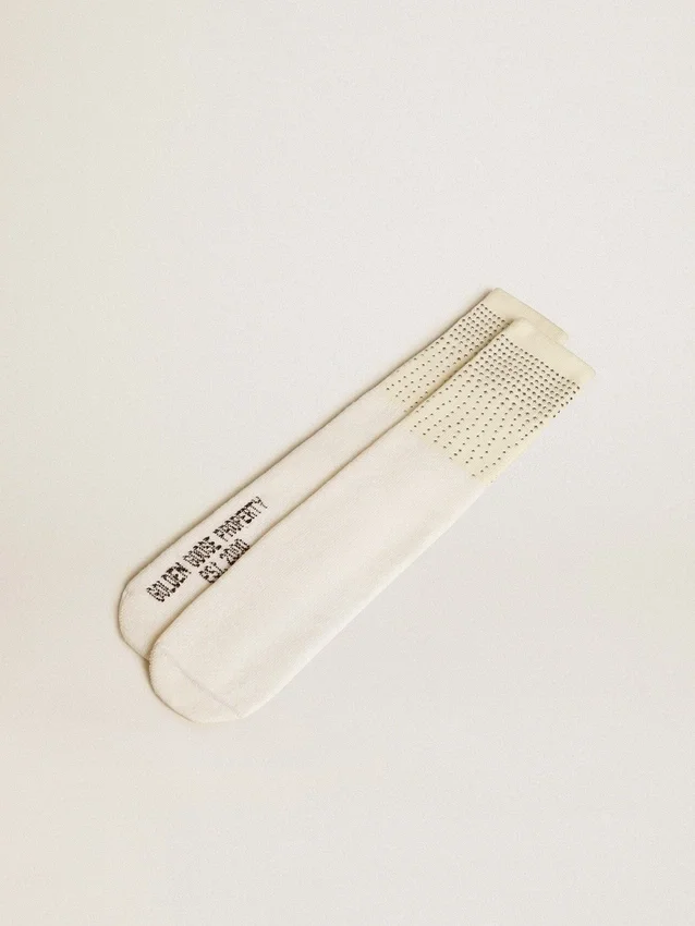 Socken in Used-Weiss-Optik mit aufgesetzten Kristallen
