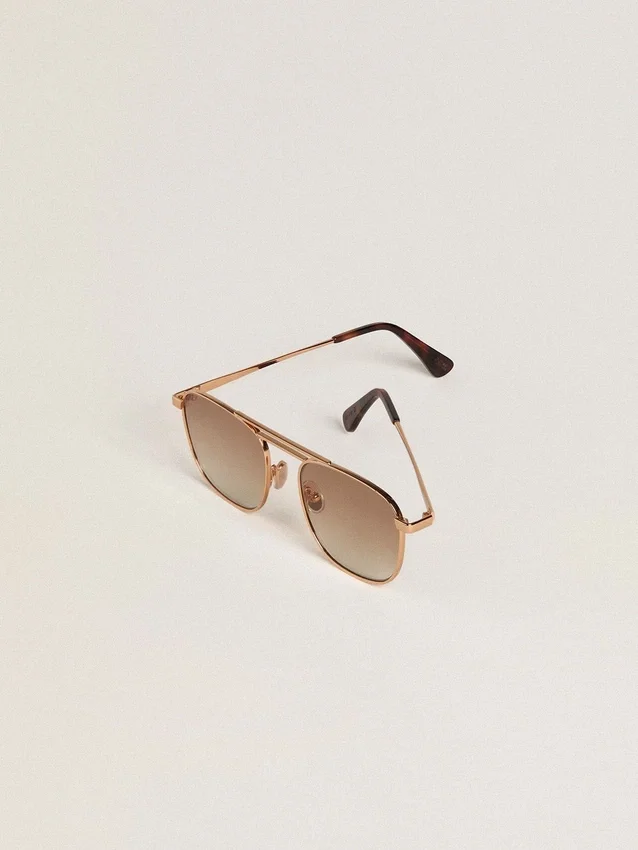 Sonnenbrille im Aviator-Stil mit goldenem Rahmen und beigen Gläsern