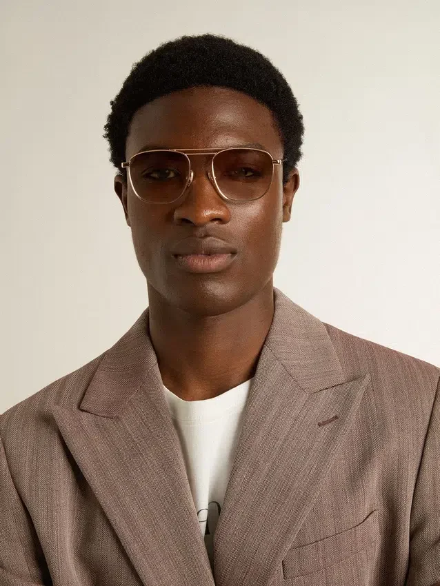 Sonnenbrille im Aviator-Stil mit goldenem Rahmen und beigen Gläsern