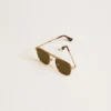 Sonnenbrille im Aviator-Stil mit goldenem Rahmen und grünen Gläsern
