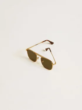 Sonnenbrille im Aviator-Stil mit goldenem Rahmen und grünen Gläsern