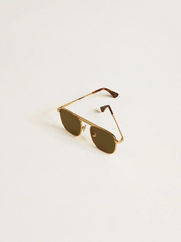 Sonnenbrille im Aviator-Stil mit goldenem Rahmen und grünen Gläsern