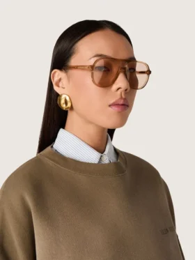 Sonnenbrille im Aviator-Stil mit honigfarbenem Rahmen und Gläsern