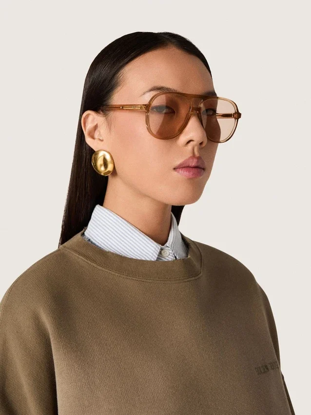 Sonnenbrille im Aviator-Stil mit honigfarbenem Rahmen und Gläsern