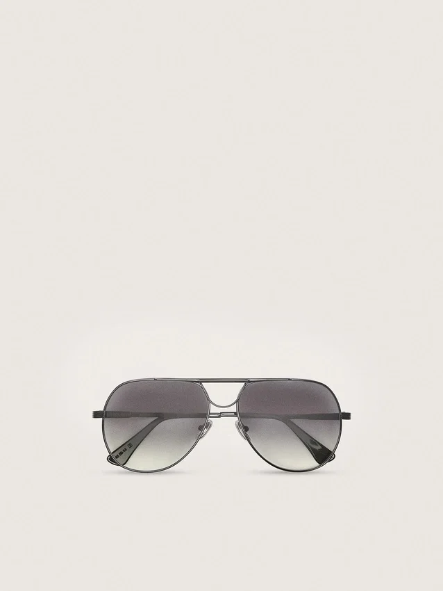 Sonnenbrille im Aviator-Stil mit metallfarbenem Rahmen und grauen Gläsern