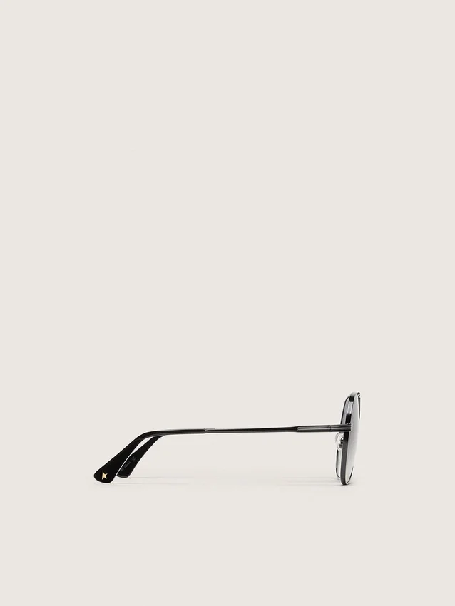 Sonnenbrille im Aviator-Stil mit metallfarbenem Rahmen und grauen Gläsern