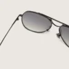 Sonnenbrille im Aviator-Stil mit metallfarbenem Rahmen und grauen Gläsern