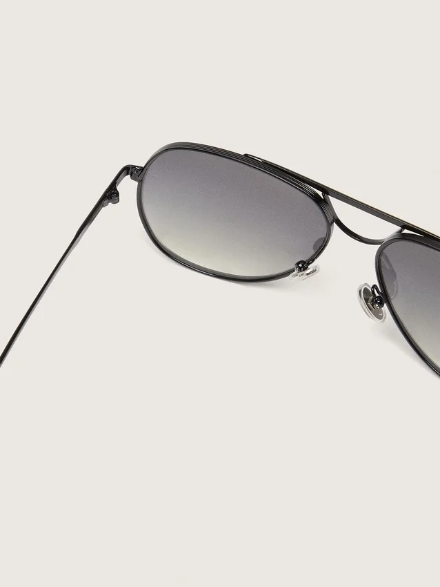 Sonnenbrille im Aviator-Stil mit metallfarbenem Rahmen und grauen Gläsern