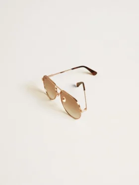 Sonnenbrille im Aviator-Stil mit roségoldfarbenem Rahmen und honigfarbenen Gläsern
