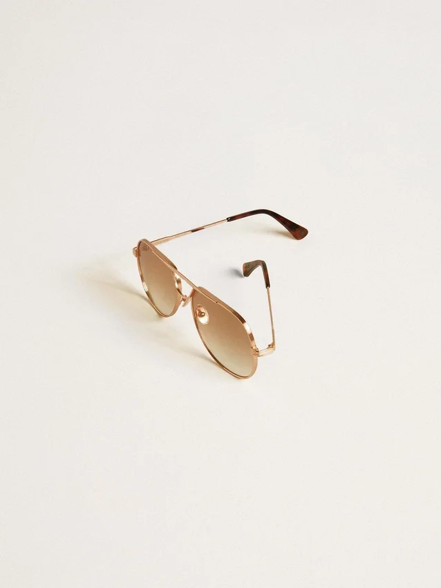 Sonnenbrille im Aviator-Stil mit roségoldfarbenem Rahmen und honigfarbenen Gläsern