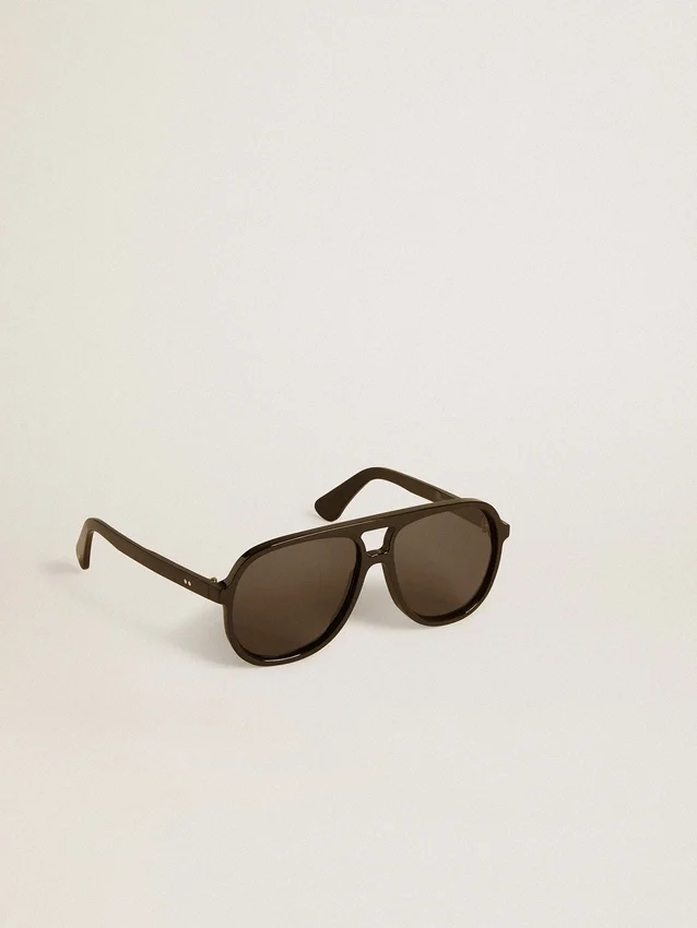 Sonnenbrille im Aviator-Stil mit schwarzem Rahmen und schwarzen Gläsern
