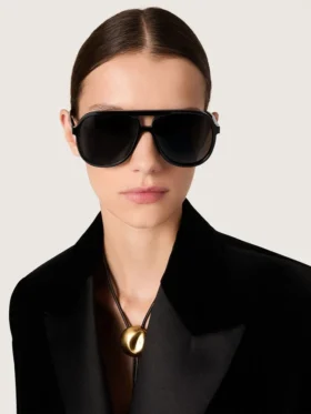 Sonnenbrille im Aviator-Stil mit schwarzem Rahmen und schwarzen Gläsern