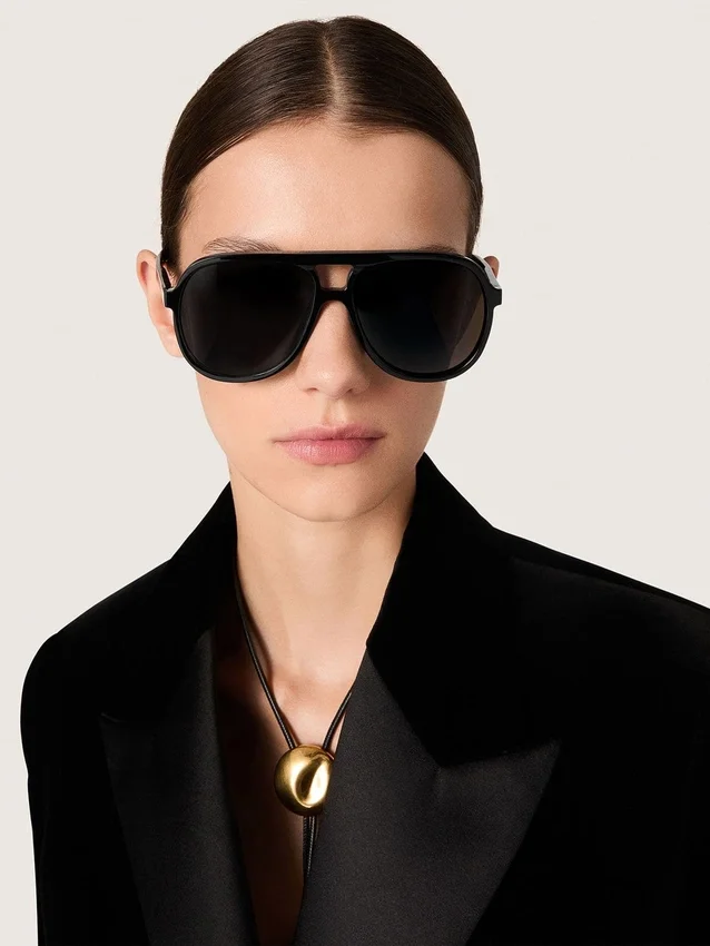 Sonnenbrille im Aviator-Stil mit schwarzem Rahmen und schwarzen Gläsern