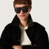 Sonnenbrille im Aviator-Stil mit schwarzem Rahmen und schwarzen Gläsern