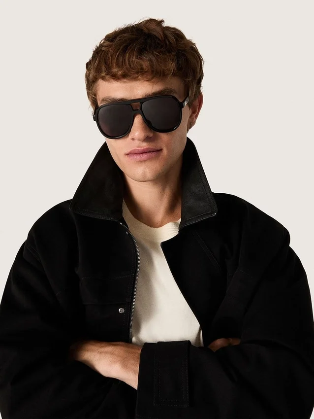 Sonnenbrille im Aviator-Stil mit schwarzem Rahmen und schwarzen Gläsern