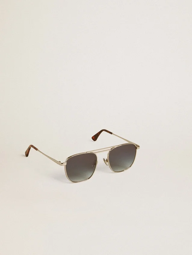 Sonnenbrille im Aviator-Stil mit silbernem Rahmen und blauen Gläsern