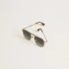 Sonnenbrille im Aviator-Stil mit silbernem Rahmen und blauen Gläsern