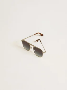 Sonnenbrille im Aviator-Stil mit silbernem Rahmen und blauen Gläsern