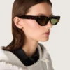 Sonnenbrille im rechteckigen Stil mit havannabraunem Rahmen