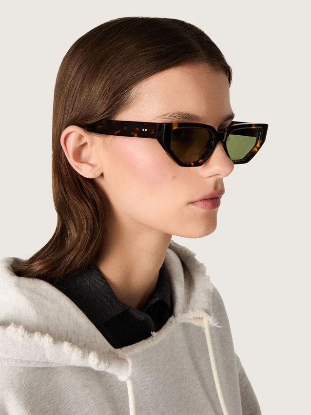 Sonnenbrille im rechteckigen Stil mit havannabraunem Rahmen