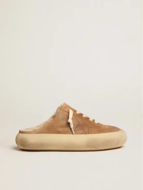 Space-Star-Sabot-Schuhe für Frauen aus tabakfarbenem Wildleder mit Lammfellfutter