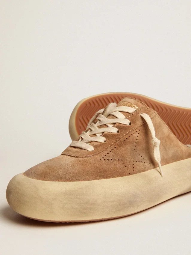 Space-Star-Sabot-Schuhe für Frauen aus tabakfarbenem Wildleder mit Lammfellfutter