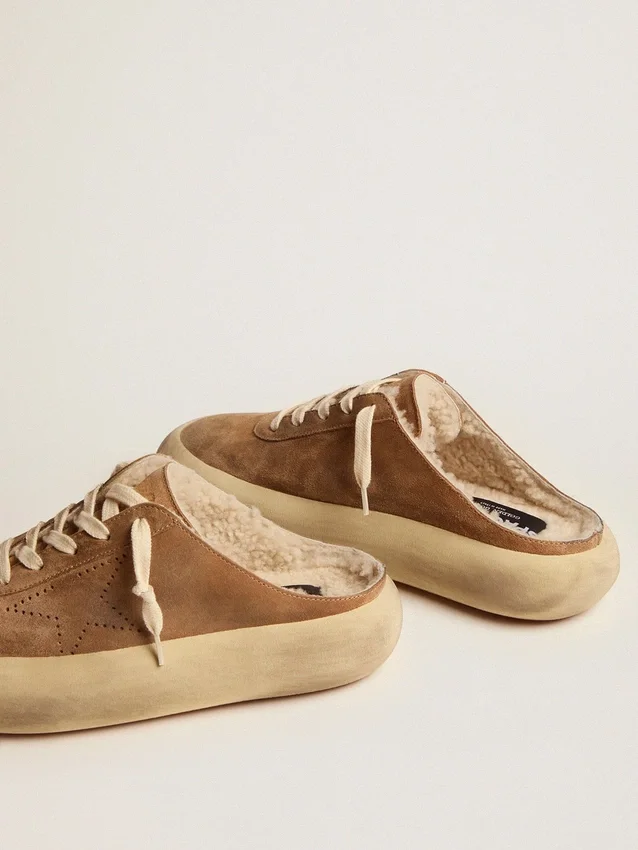 Space-Star-Sabot-Schuhe für Frauen aus tabakfarbenem Wildleder mit Lammfellfutter