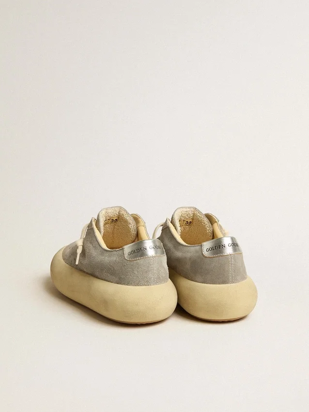Space-Star-Schuhe für Frauen aus eisgrauem Wildleder mit perforiertem Stern