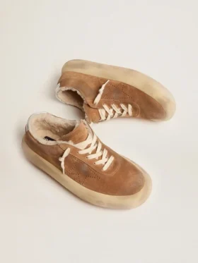 Space-Star-Schuhe für Frauen aus tabakfarbenem Wildleder mit Lammfellfutter