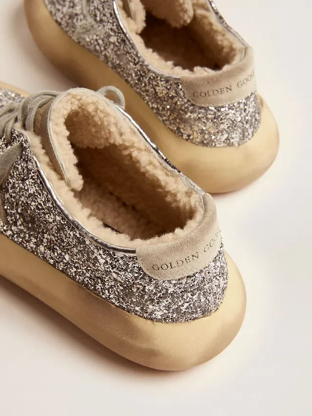 Space-Star-Schuhe für Frauen in silbernem Glitzer mit Lammfellfutter