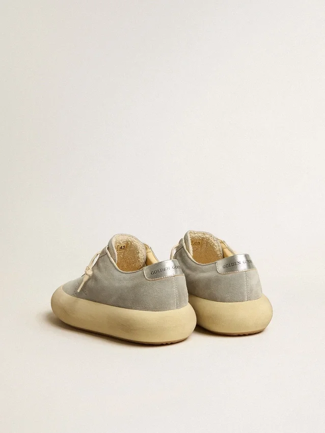Space-Star-Schuhe für Herren aus eisgrauem Wildleder mit perforiertem Stern
