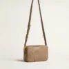 Star Bag aus salbeigrünem Leder mit Ton-in-Ton-Stern