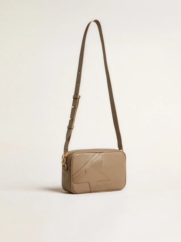 Star Bag aus salbeigrünem Leder mit Ton-in-Ton-Stern