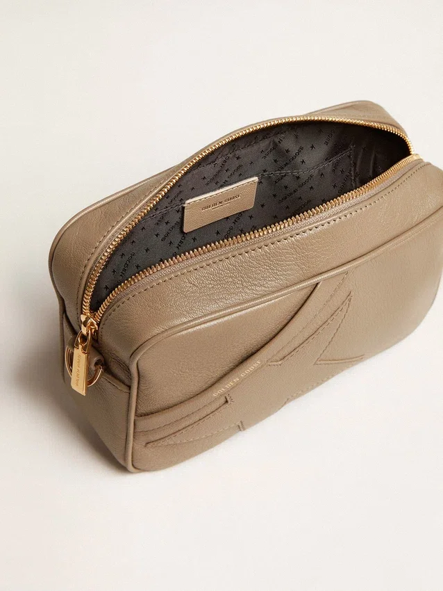 Star Bag aus salbeigrünem Leder mit Ton-in-Ton-Stern